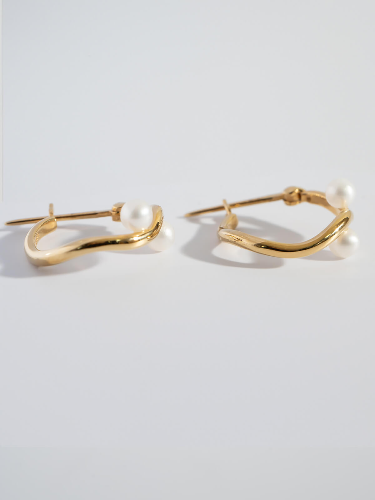18K Gold Plated Sterling Silver Ripple Hoop Earrings with Pearls | AFRIZO-NADIA