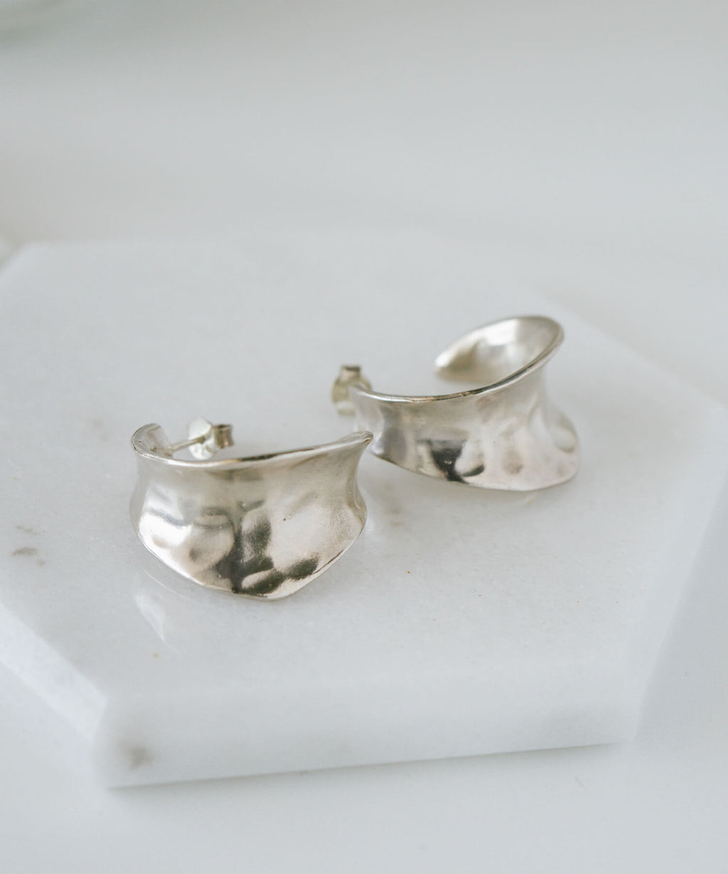925 Sterling Silver Hammered Hoop Earrings | CORNETTO