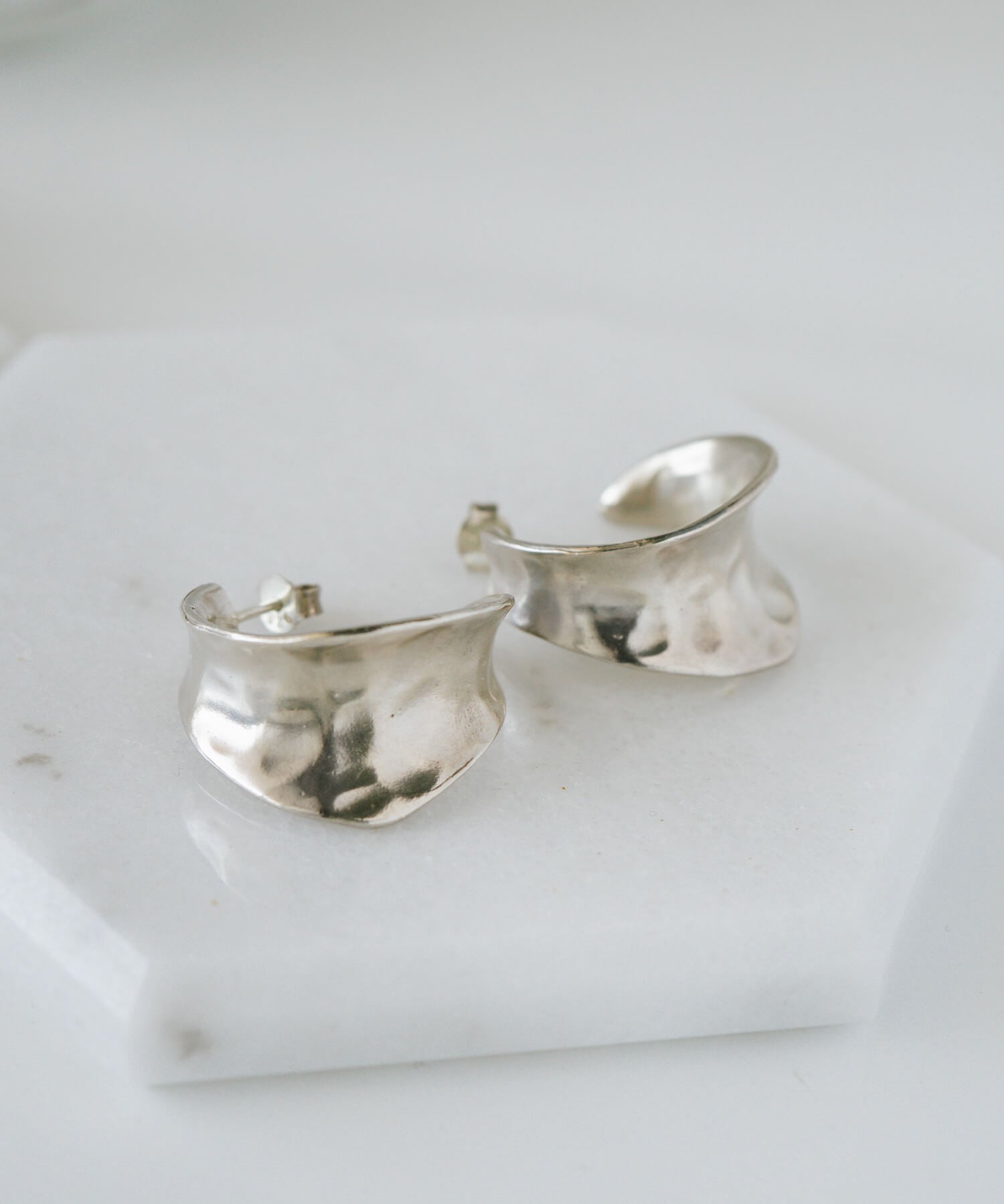 925 Sterling Silver Hammered Hoop Earrings | CORNETTO