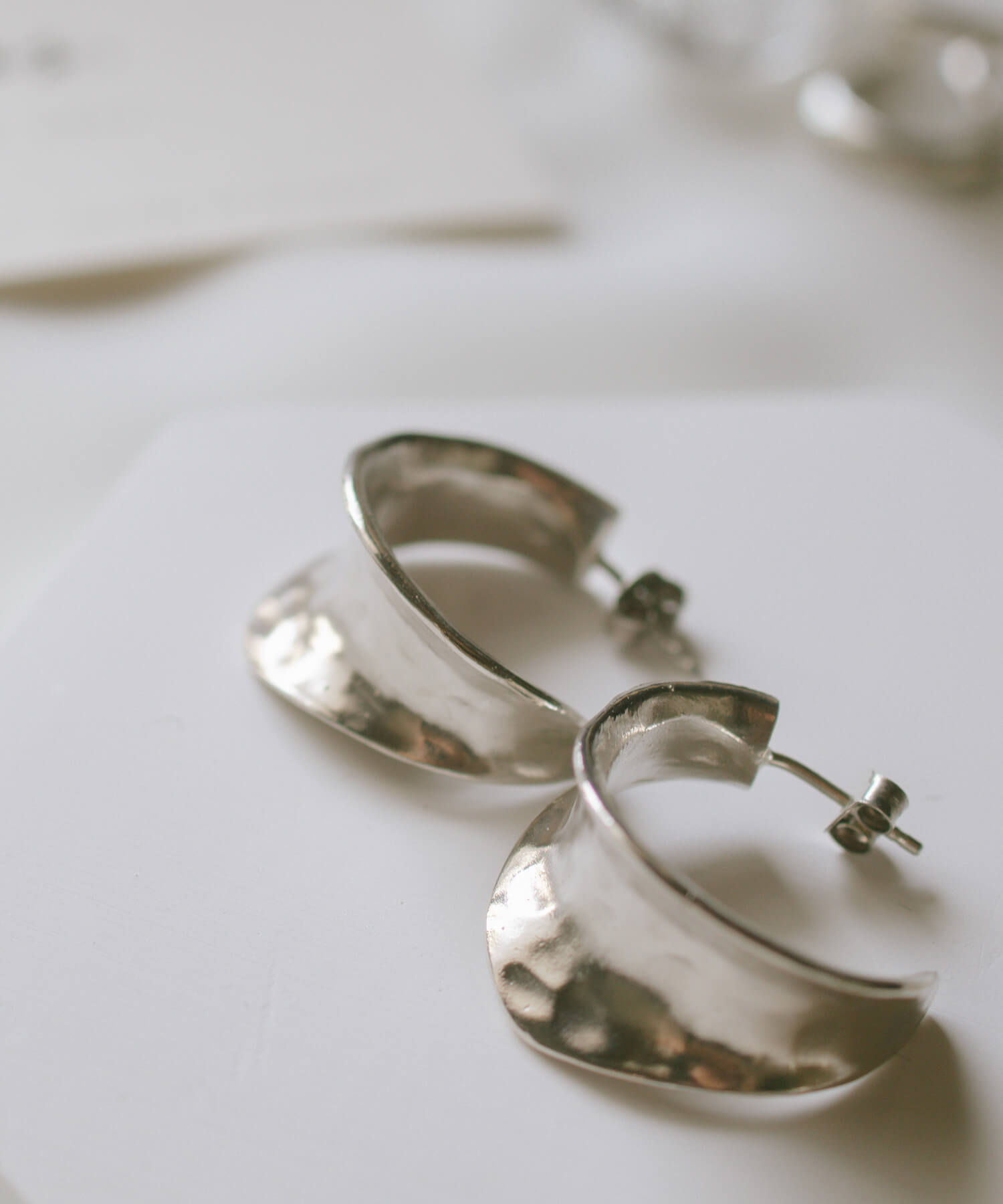 925 Sterling Silver Hammered Hoop Earrings | CORNETTO