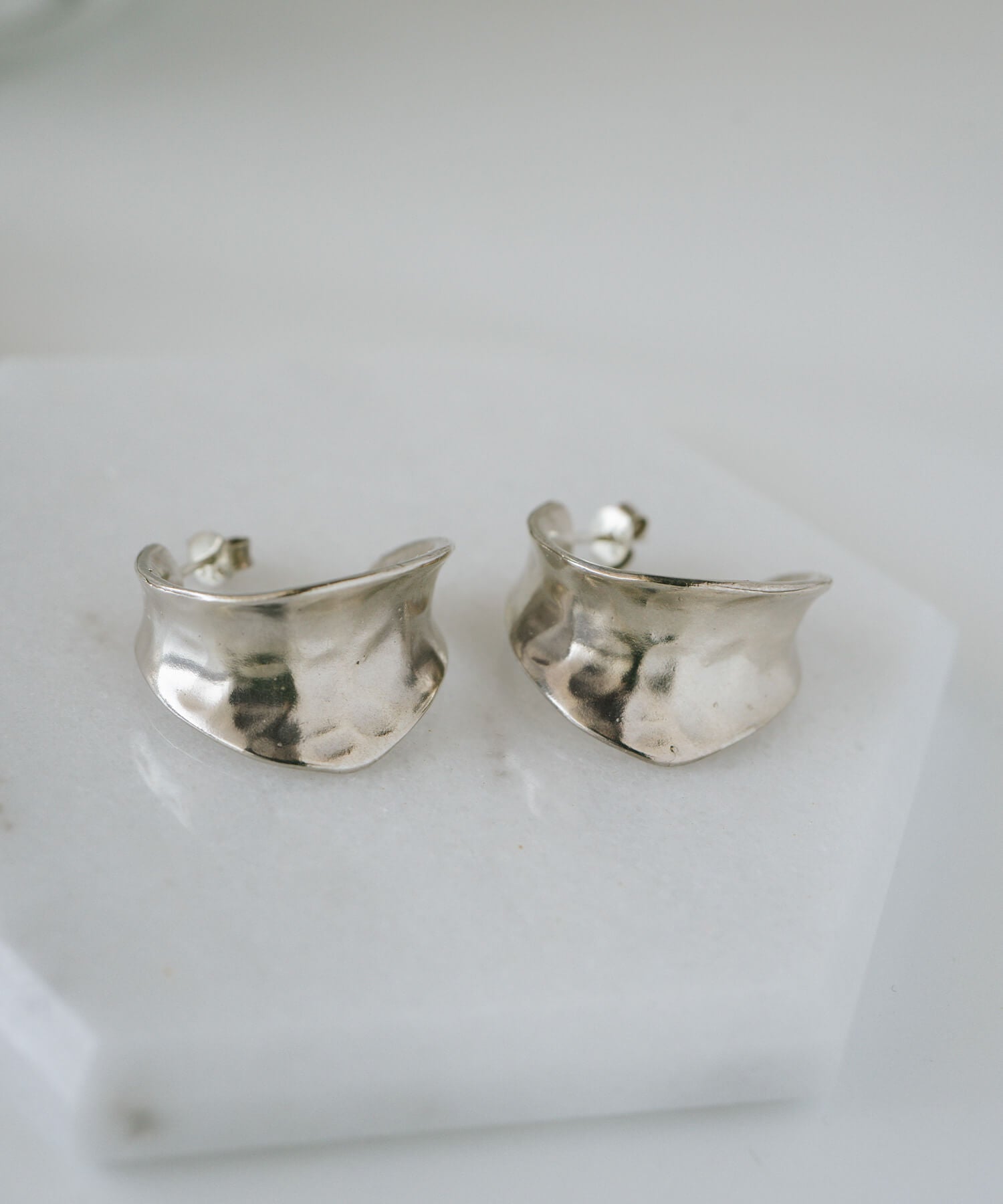 925 Sterling Silver Hammered Hoop Earrings | CORNETTO