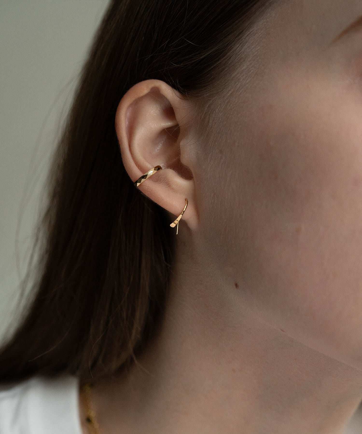 18K Gold & Platinum Faceted Ear Cuff | EDRA