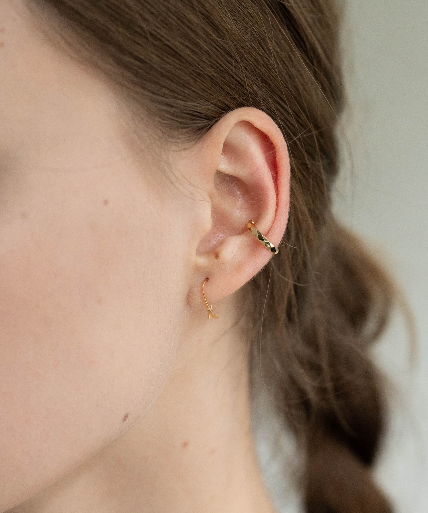 18K Gold & Platinum Faceted Ear Cuff | EDRA