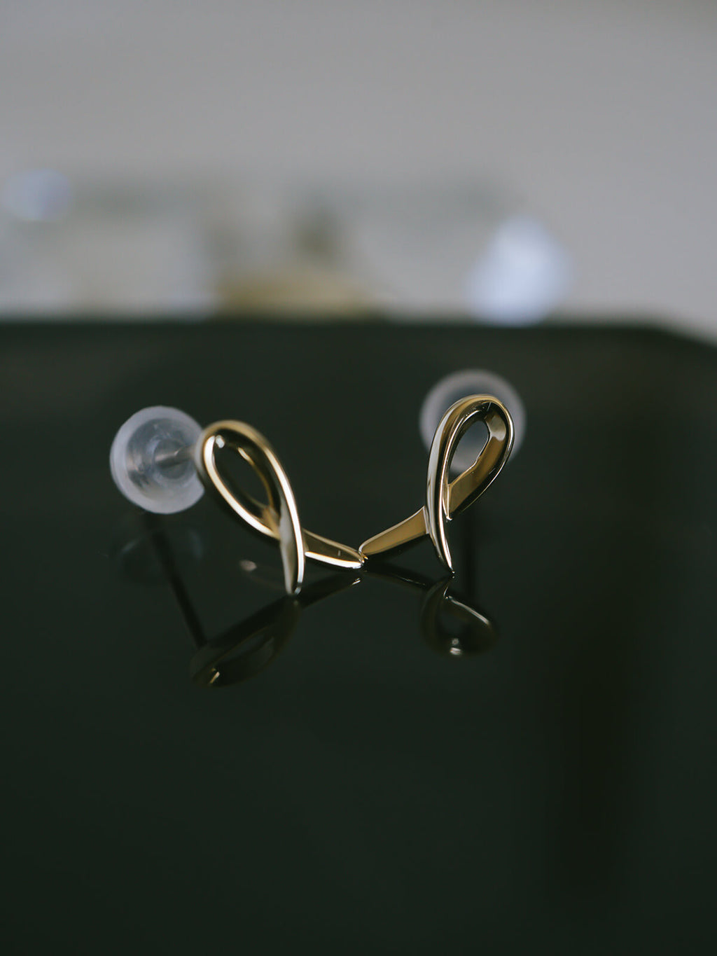 18K Gold Tiny Ribonetto Earrings | ELPIA