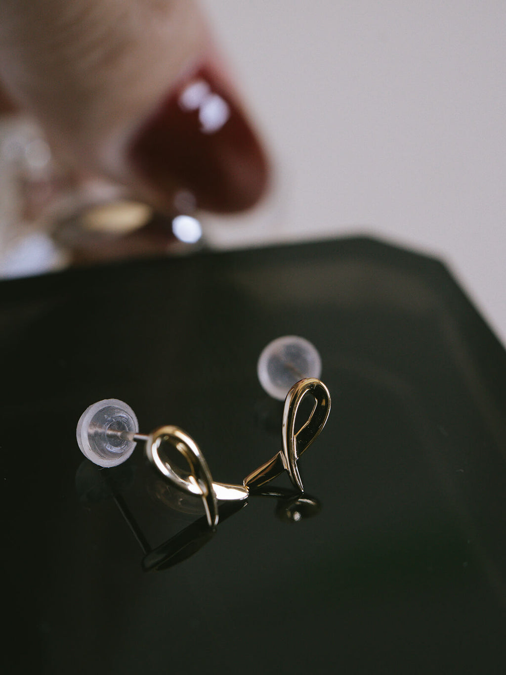 18K Gold Tiny Ribonetto Earrings | ELPIA
