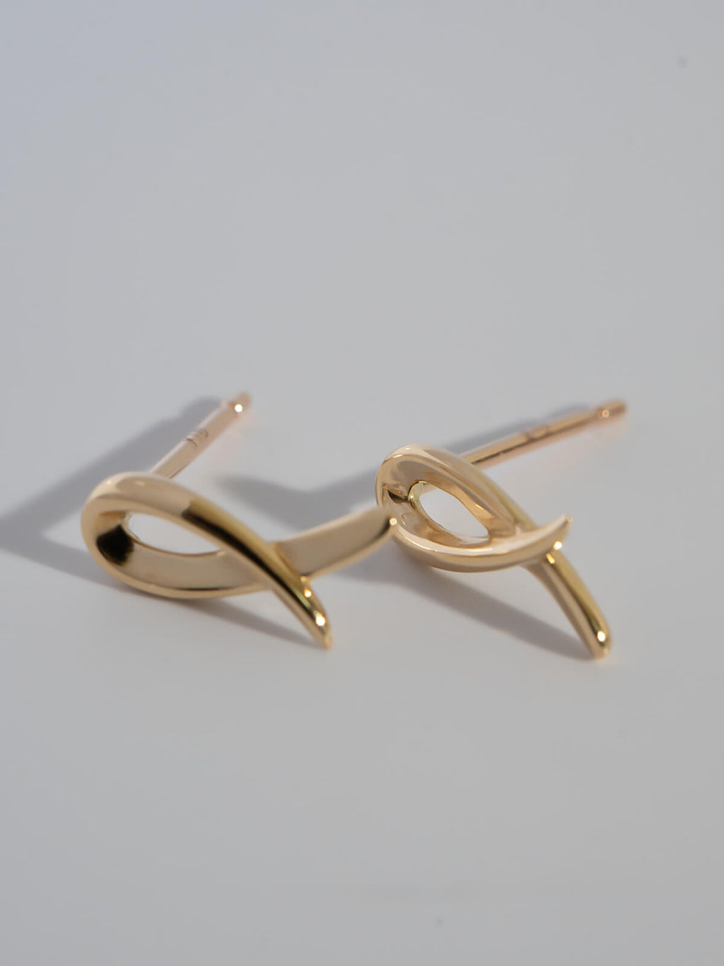 18K Gold Tiny Ribonetto Earrings | ELPIA