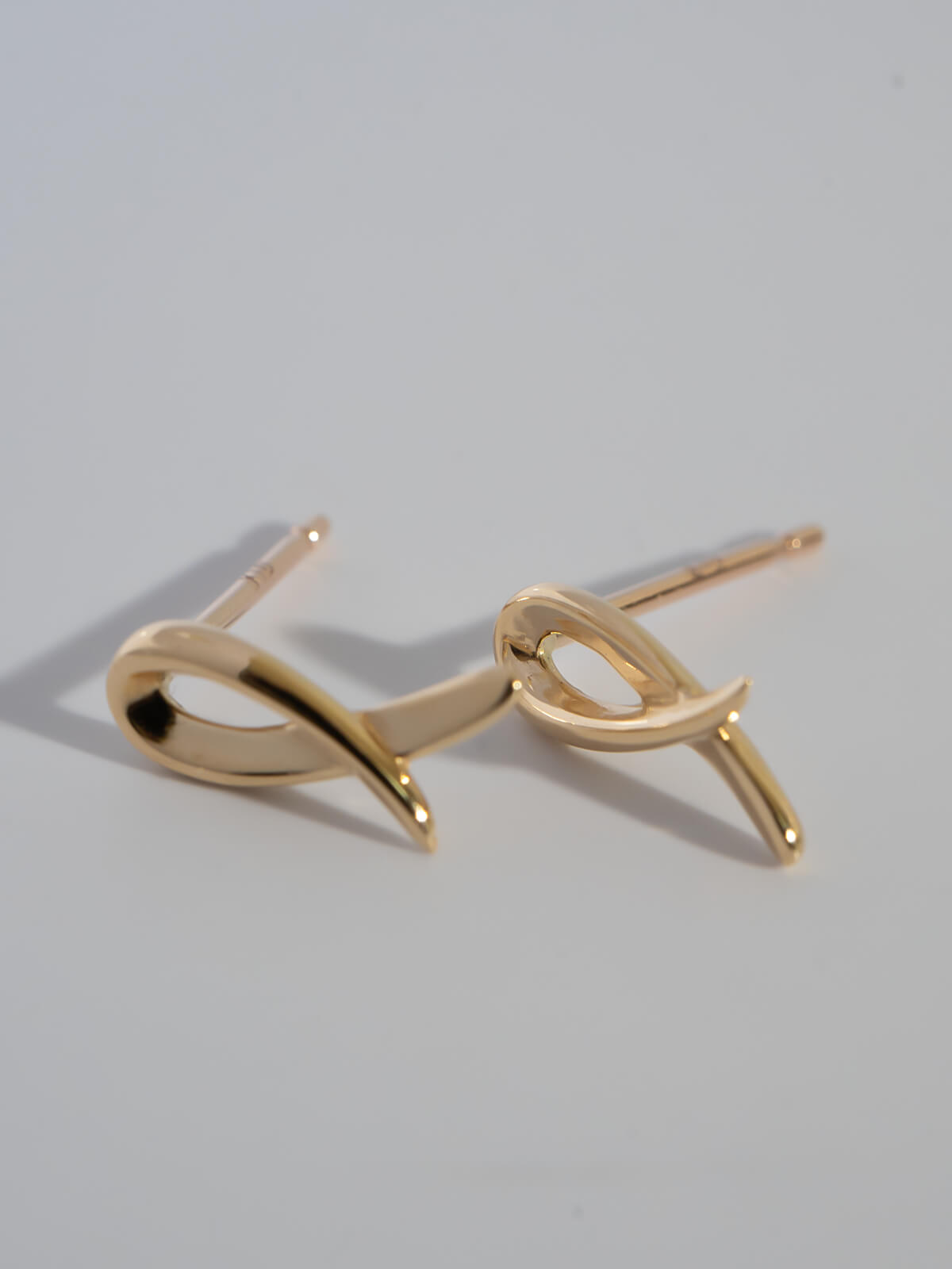 18K Gold Tiny Ribonetto Earrings | ELPIA