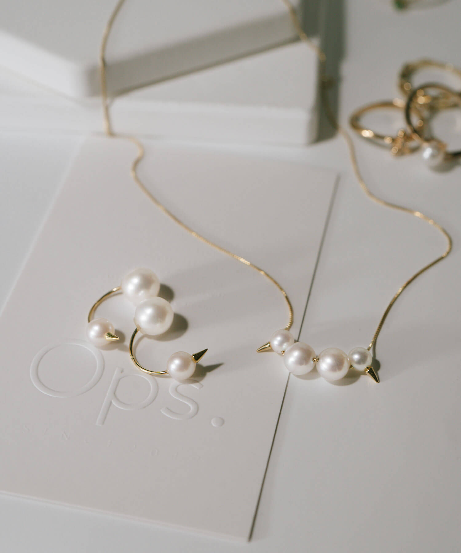 18K Gold Double Pearl Thorny Earrings | FOLLETTA