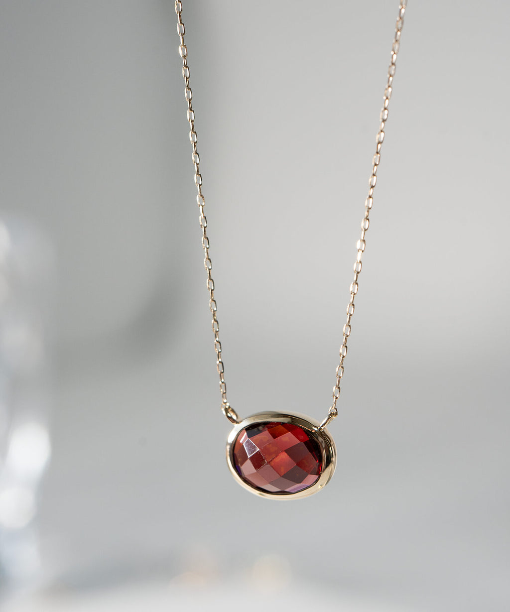 10K gold garnet checkerboard cut necklace | GLOA-ETT