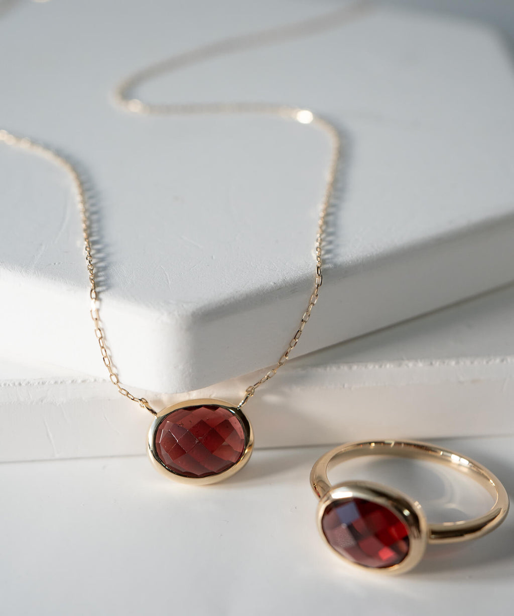 10K gold garnet checkerboard cut necklace | GLOA-ETT
