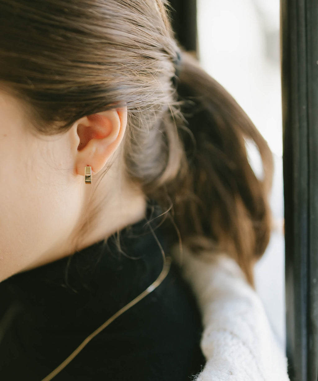 18K Gold Huggie Hoop Earrings | SOLUA