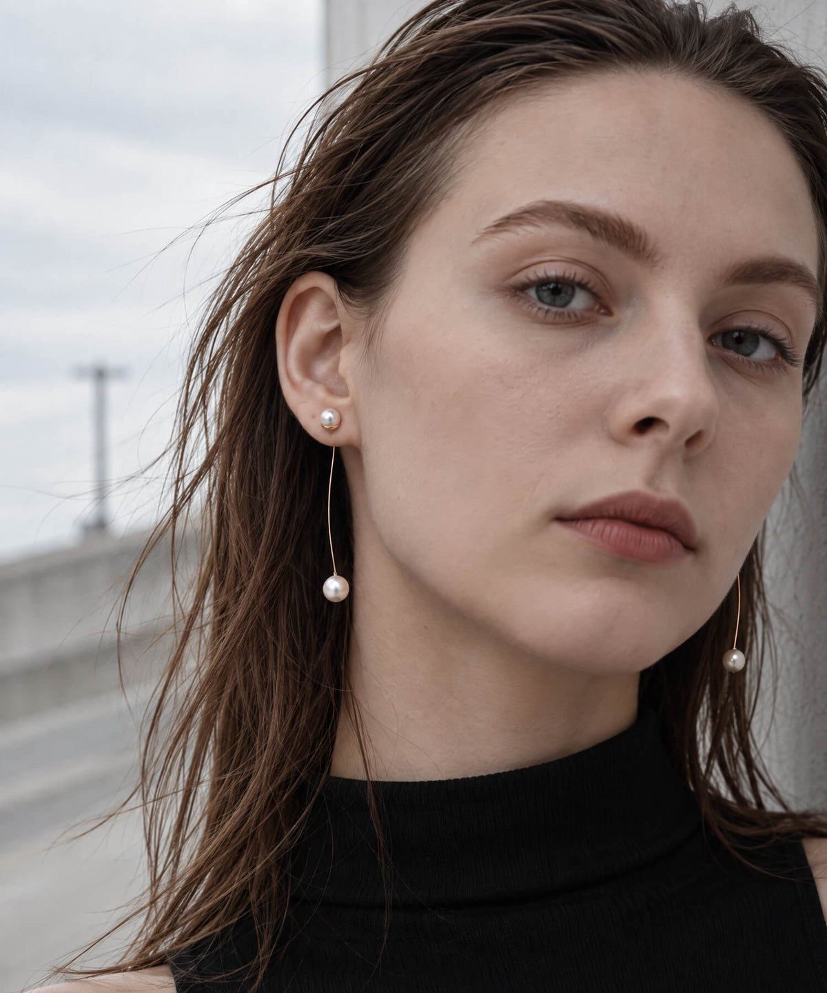 ILMARI pearl earrings model wearing