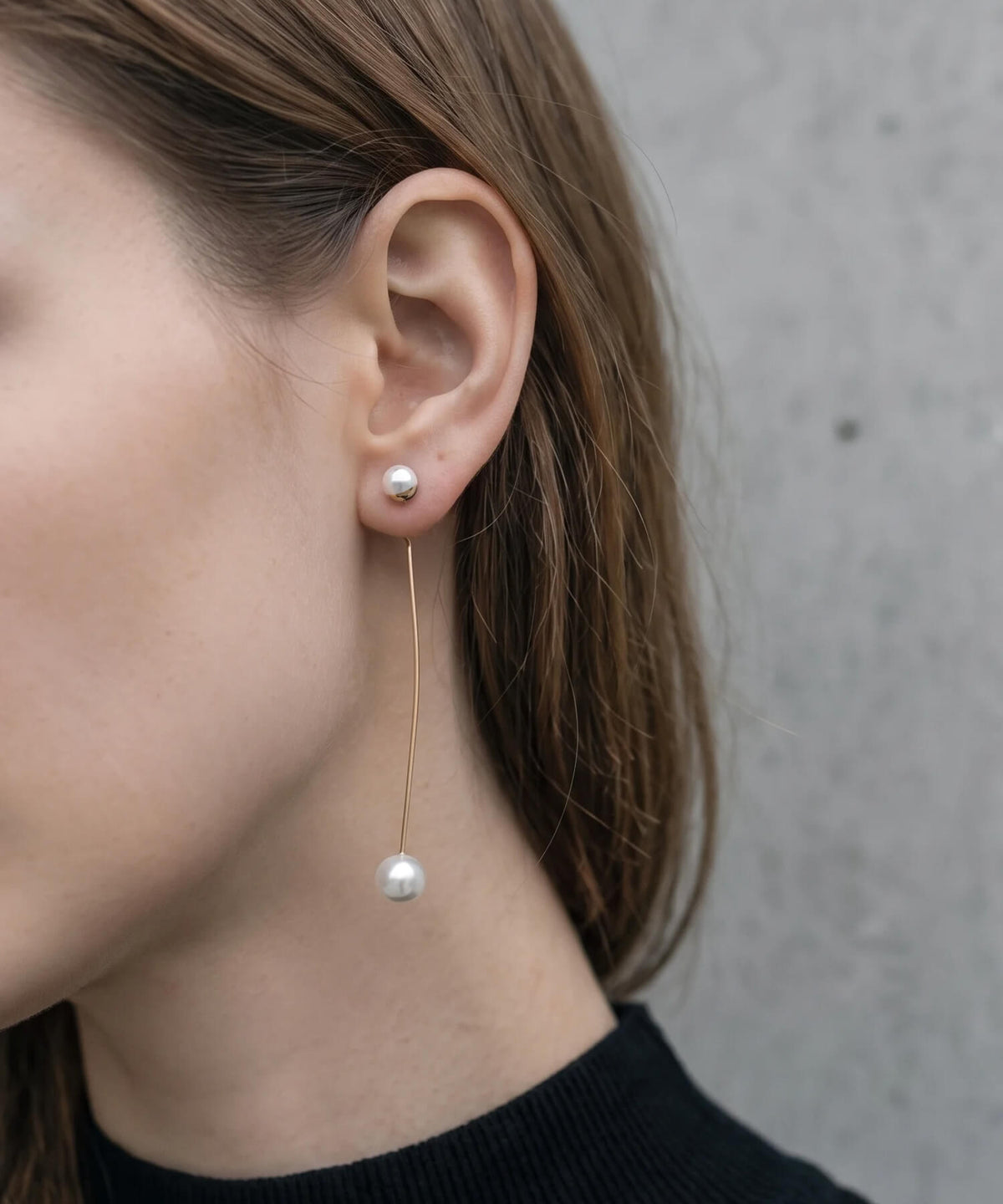 ILMARI pearl earrings ear detail