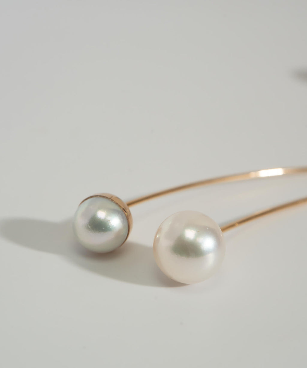 ILMARI earrings pearl close up