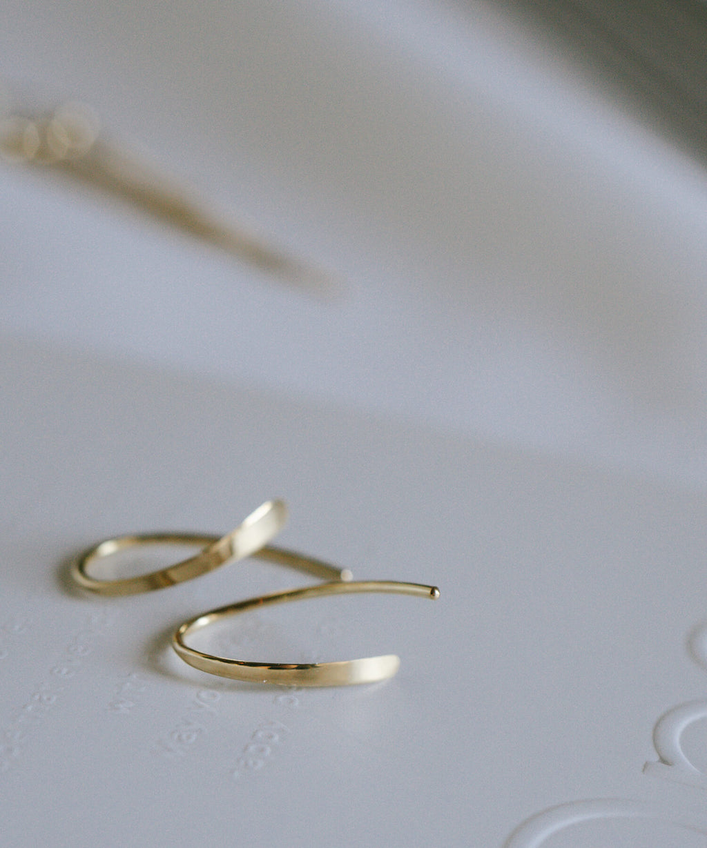 18K Gold Tiny Hang Earrings | GOUCCIA-MINI