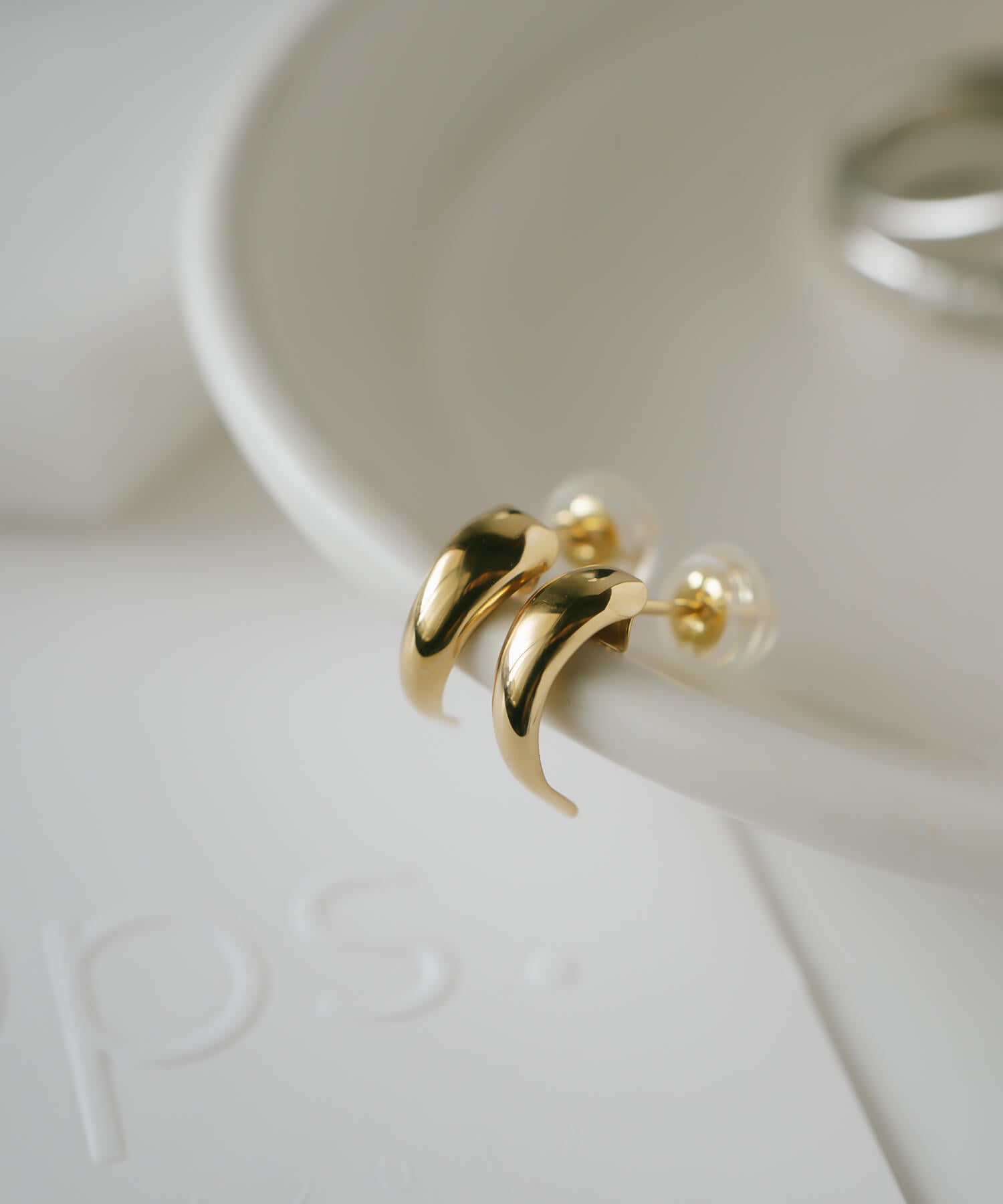 10K Gold Half Moon Stud Earrings | LUZON-10K