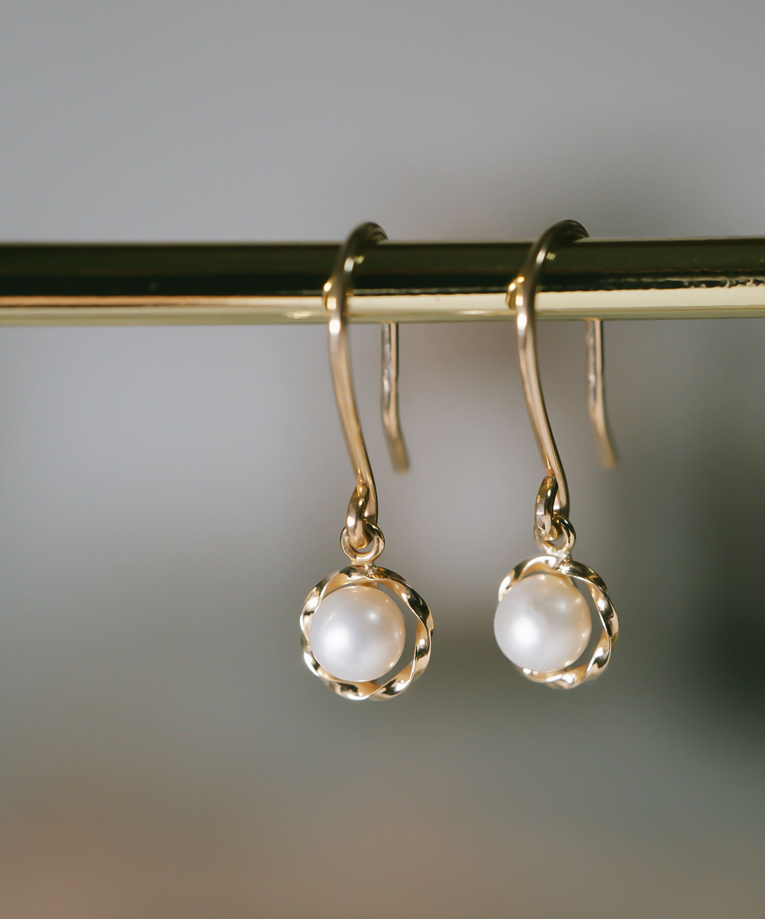 Twist Gold Pearl Earrings | PERLE-BB
