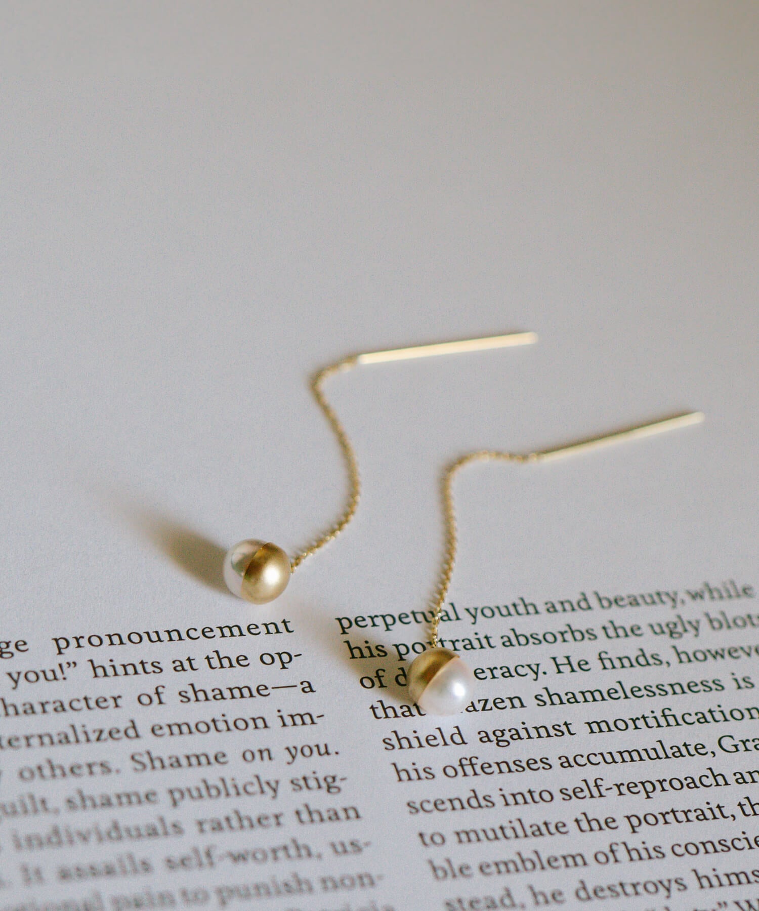 18K Gold Elegant Pearl Chain Earrings | PRENDOR HAPA