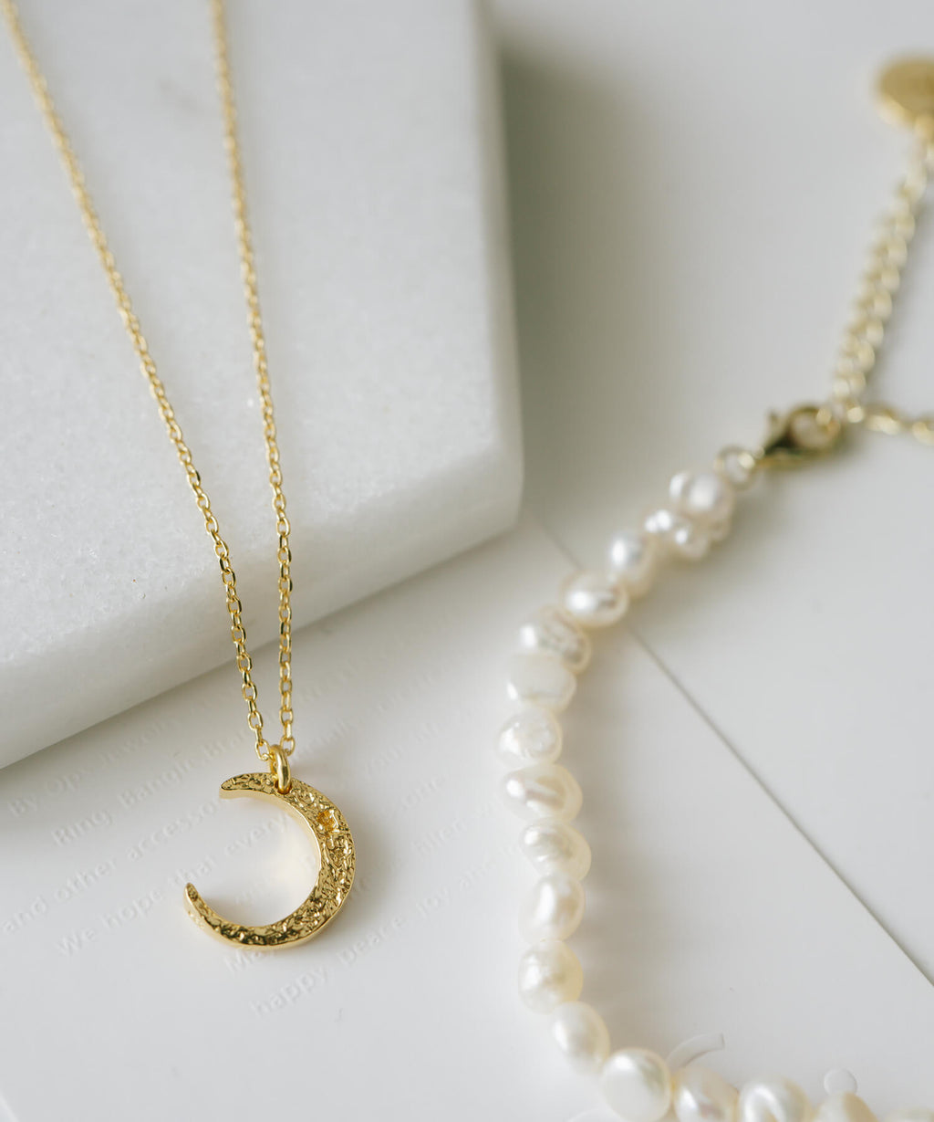 18K Gold Plated Sterling Silver Crescent Moon Pendant Necklace | LUNEVE