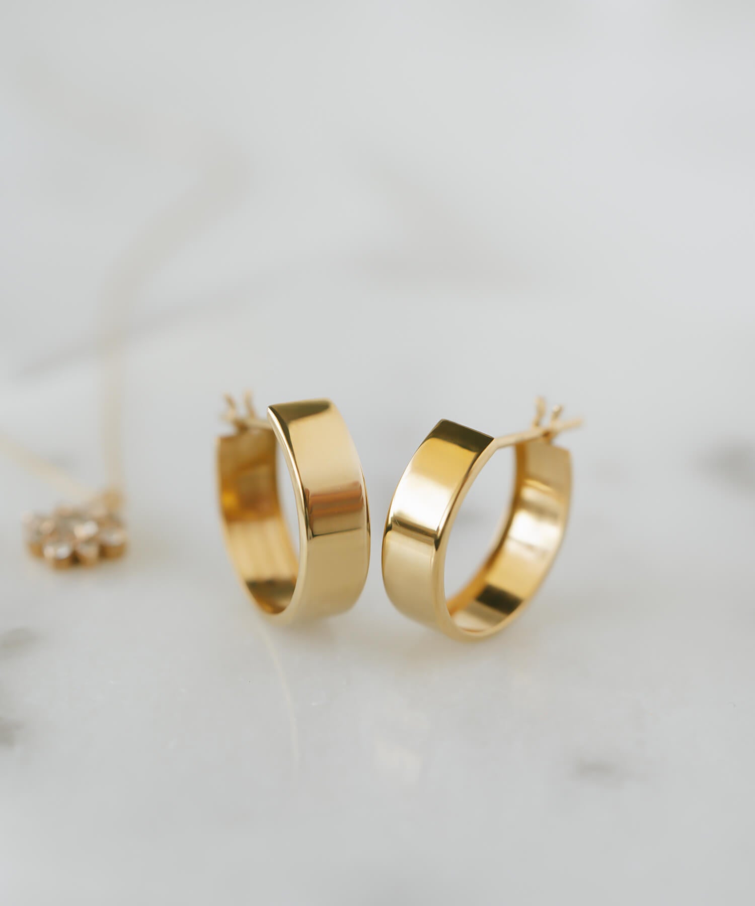 18K Gold Huggie Hoop Earrings | SOLUA
