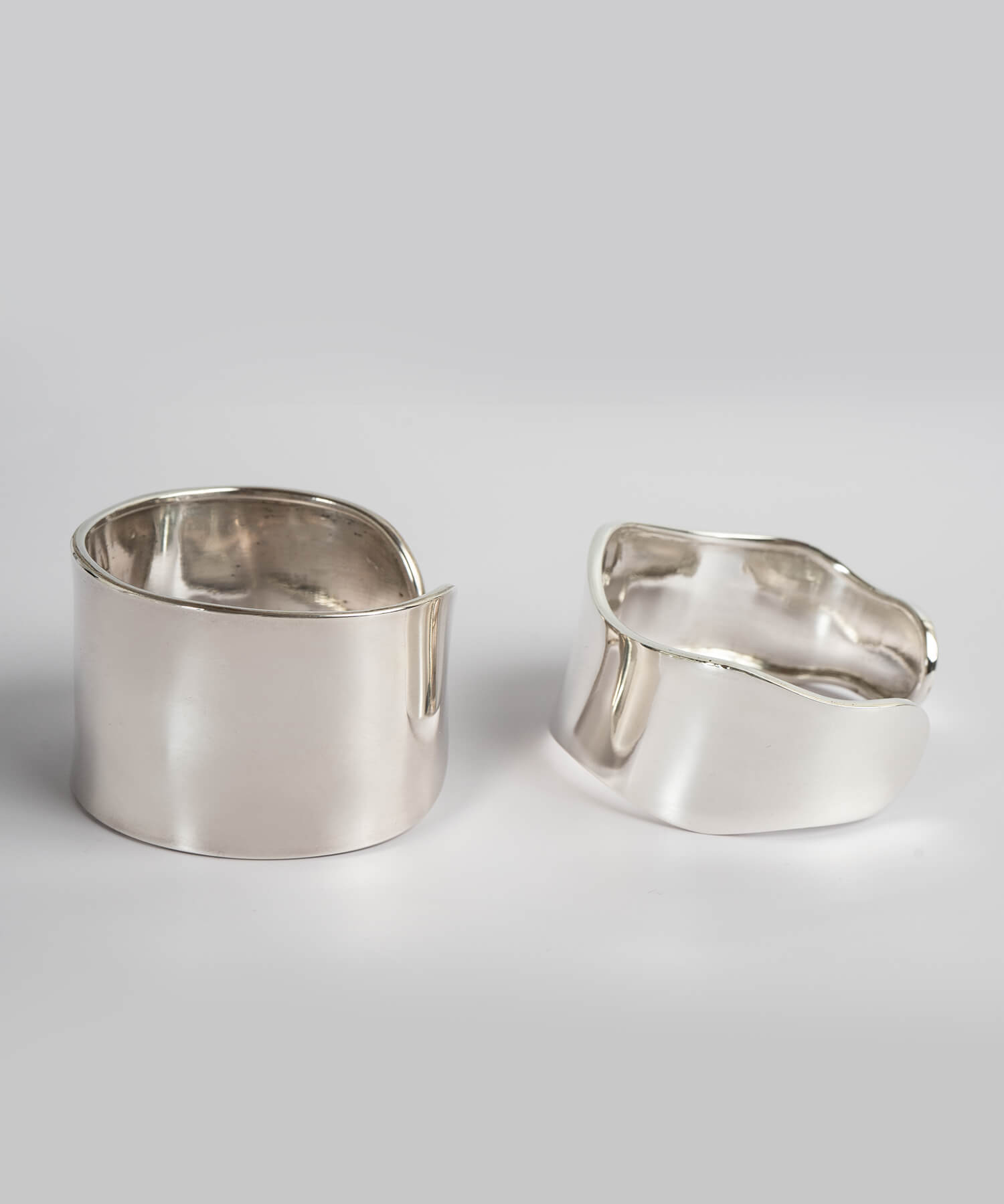 Inner curve and thickness of the wide silver cuff