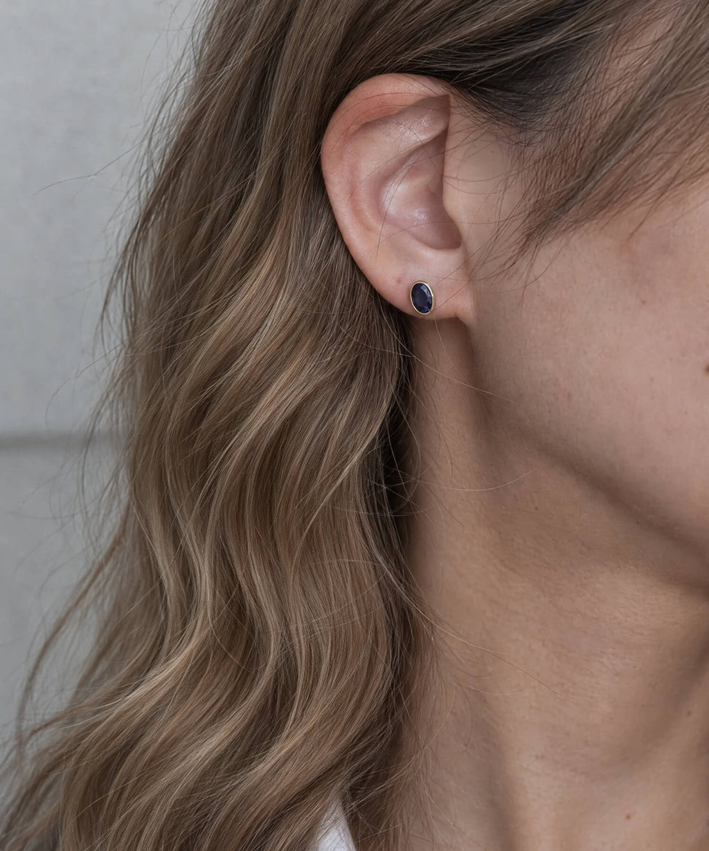 10K Gold Oval Iolite Bezel Stud Earrings | LENTE - 着用 横顔 耳元 | Ops. Jewelry
