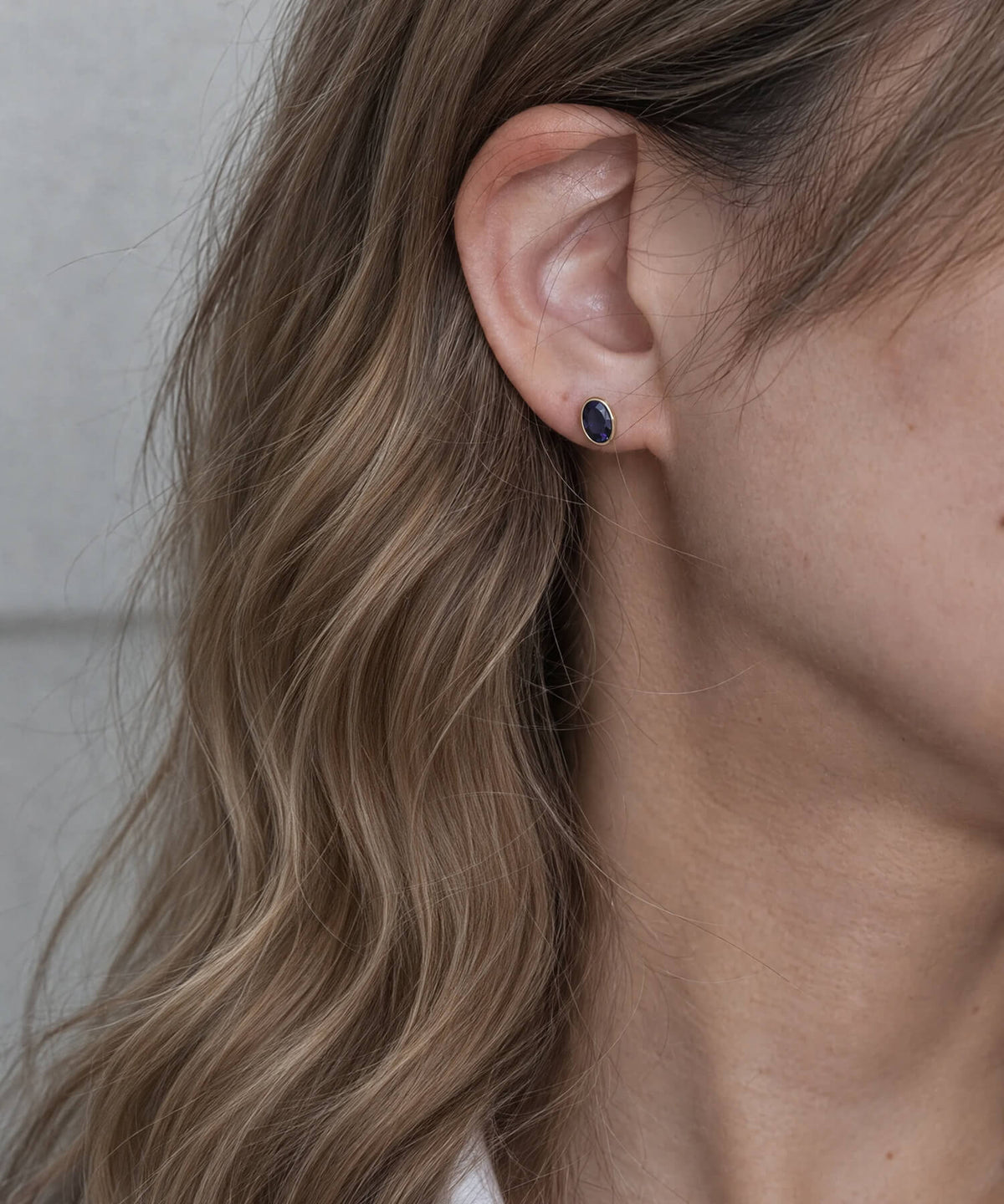10K Gold Oval Iolite Bezel Stud Earrings | LENTE - 着用 横顔 耳元 | Ops. Jewelry