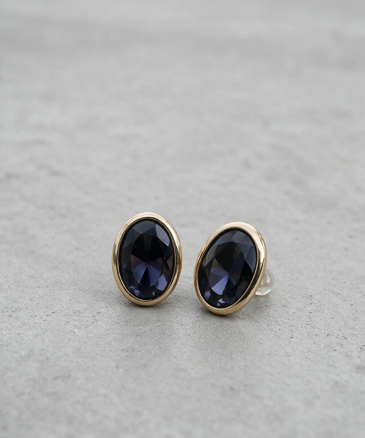 10K Gold Oval Iolite Bezel Stud Earrings | LENTE - 置き画 ペア コンクリート | Ops. Jewelry