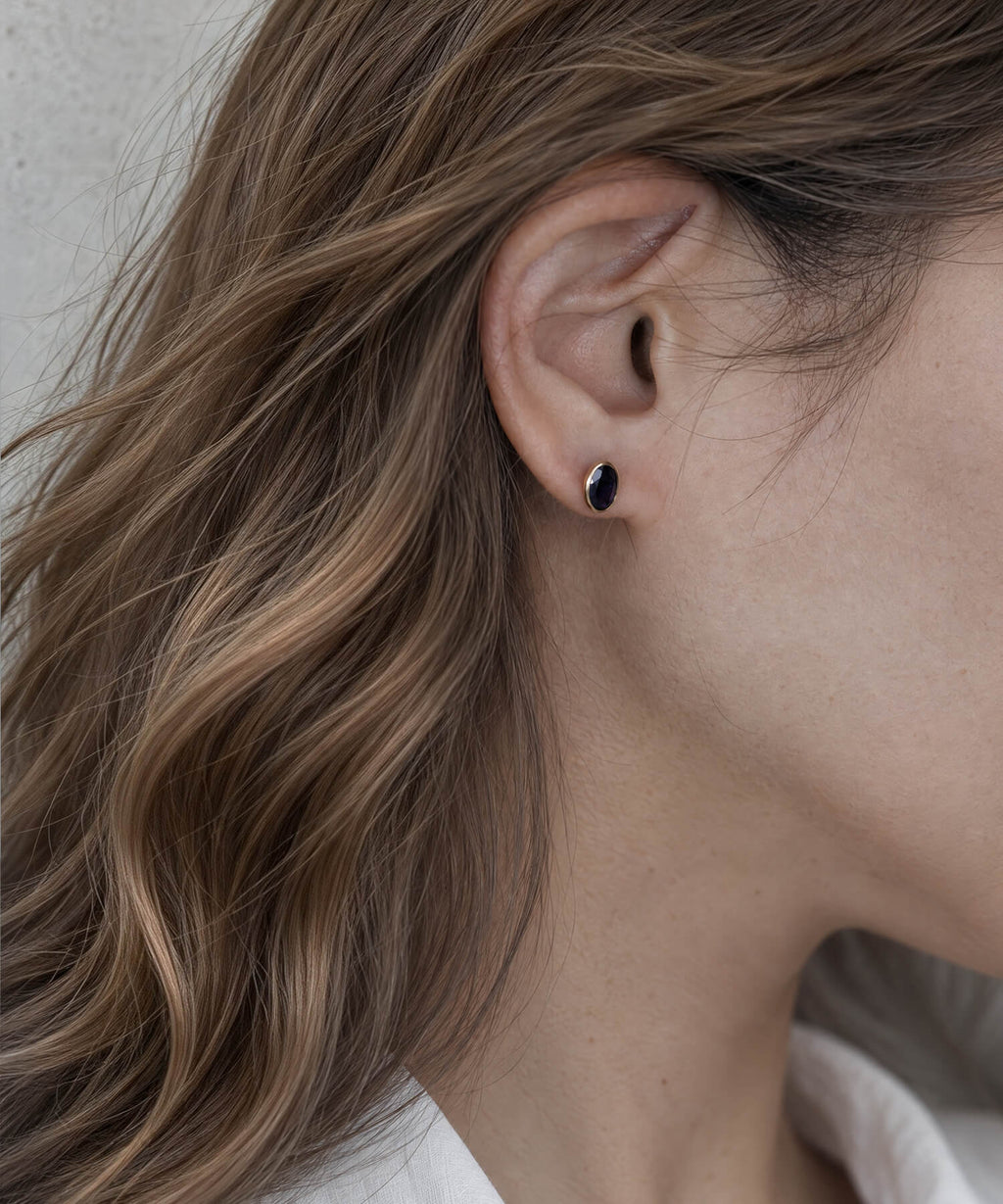10K Gold Oval Iolite Bezel Stud Earrings | LENTE - 着用 横顔 白シャツ | Ops. Jewelry