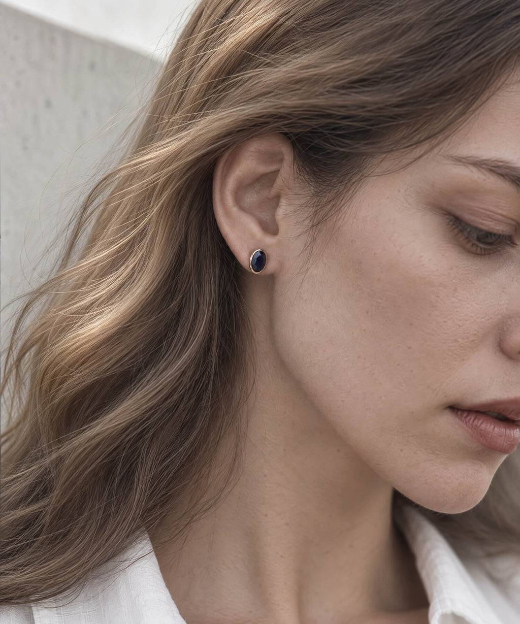 10K Gold Oval Iolite Bezel Stud Earrings | LENTE - 着用 斜め前 伏し目 | Ops. Jewelry