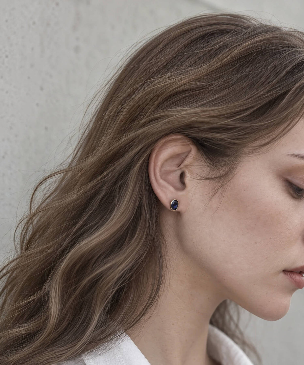 10K Gold Oval Iolite Bezel Stud Earrings | LENTE - 着用 横顔 ロングヘア | Ops. Jewelry