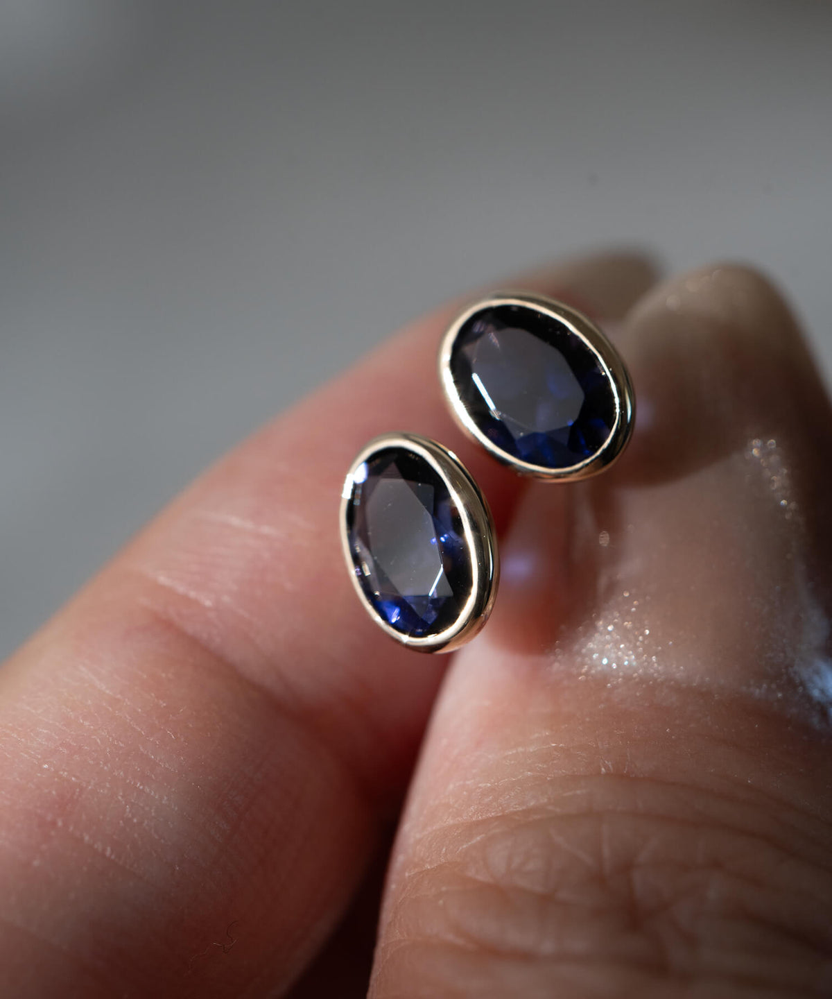 10K Gold Oval Iolite Bezel Stud Earrings | LENTE - 手に取ったペア 大きさの目安 | Ops. Jewelry