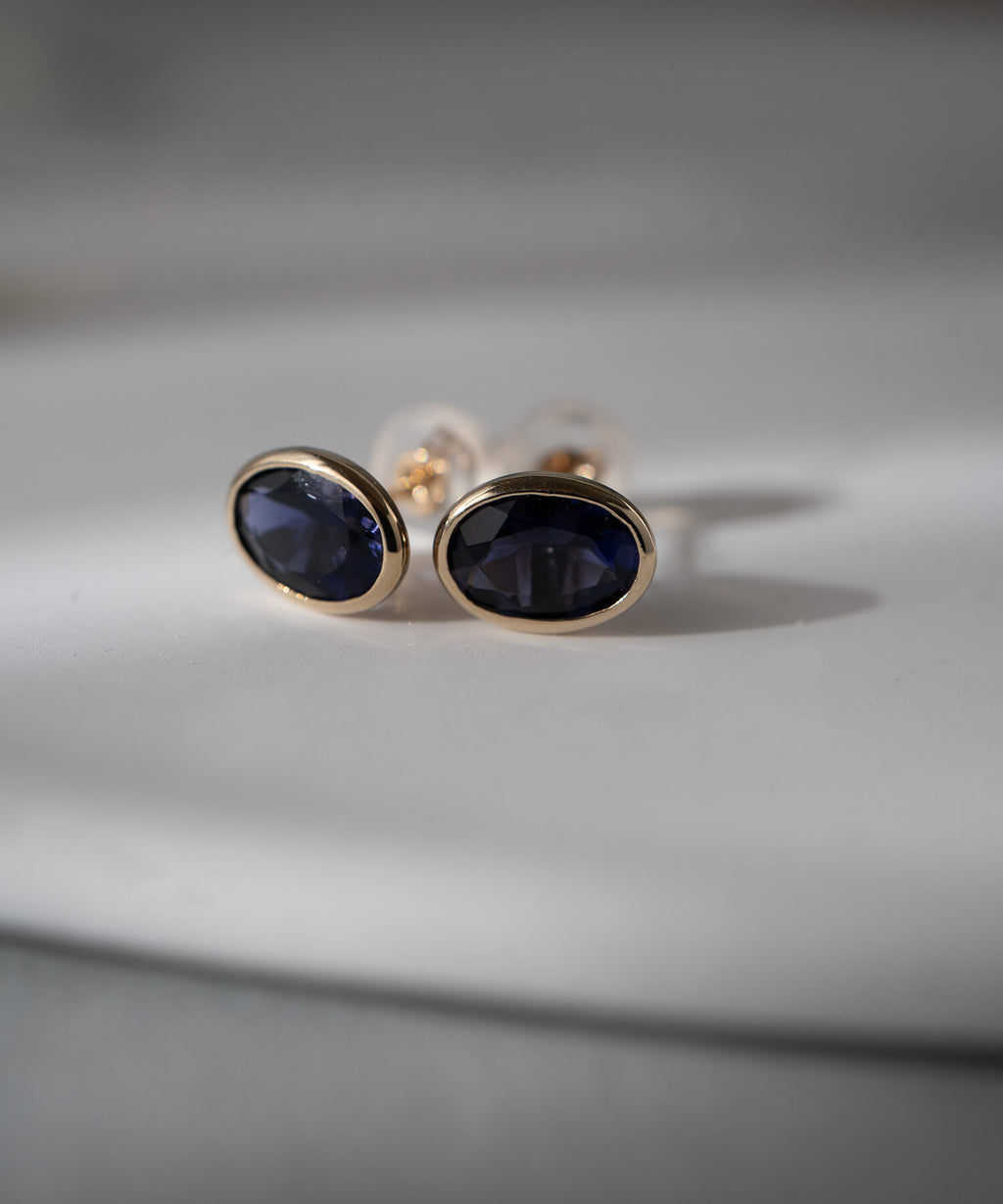 10K Gold Oval Iolite Bezel Stud Earrings | LENTE - 置き画 キャッチ付き 横から | Ops. Jewelry