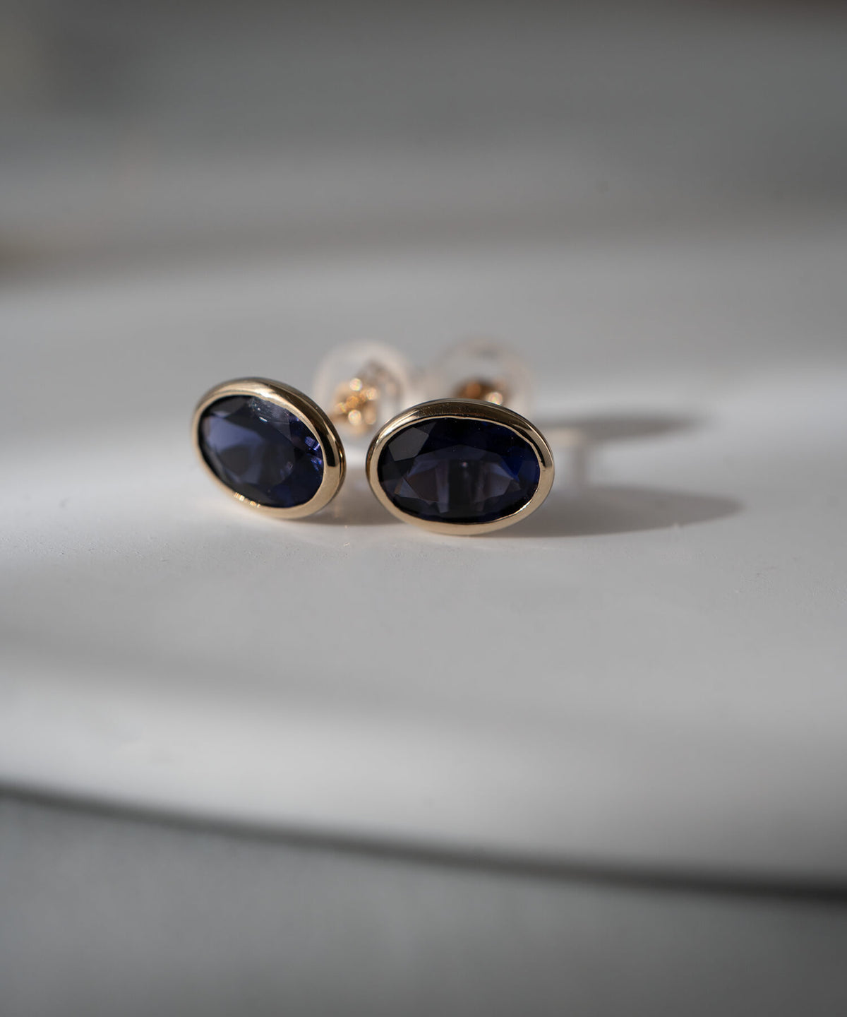 10K Gold Oval Iolite Bezel Stud Earrings | LENTE - 置き画 キャッチ付き 横から | Ops. Jewelry