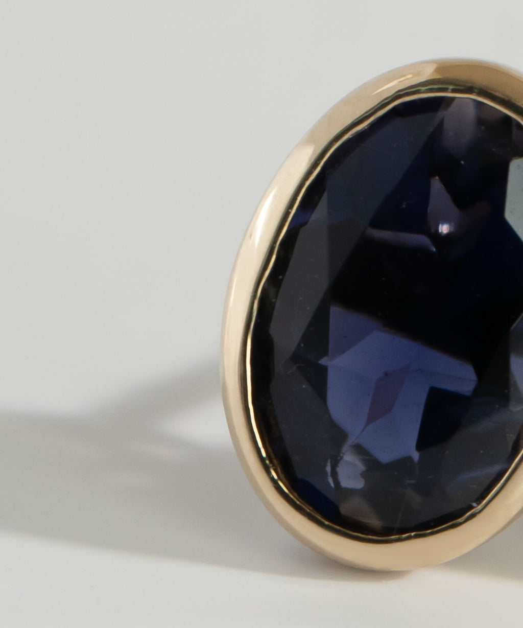 10K Gold Oval Iolite Bezel Stud Earrings | LENTE - ディテール 多面カットの石 | Ops. Jewelry