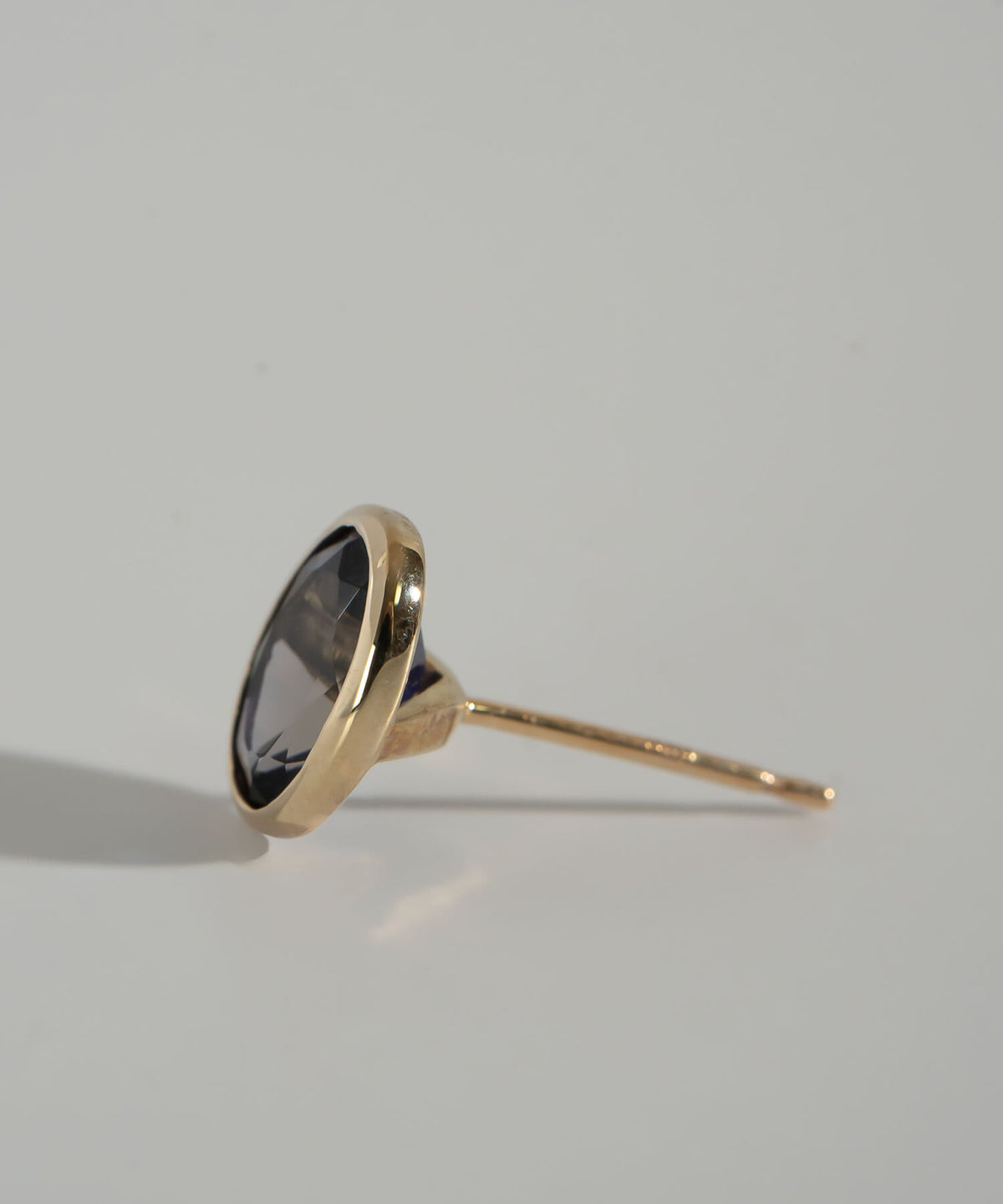 10K Gold Oval Iolite Bezel Stud Earrings | LENTE - ディテール 横から ポスト | Ops. Jewelry