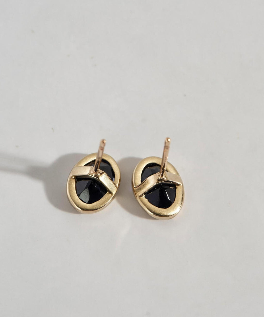 10K Gold Oval Iolite Bezel Stud Earrings | LENTE - ディテール 裏側 | Ops. Jewelry