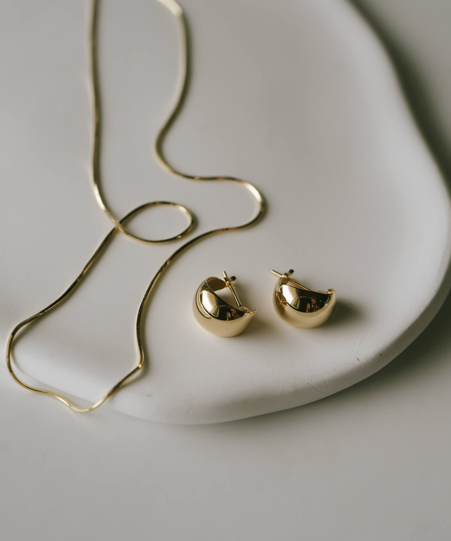18K Gold Crescent Hoop Earrings | LUZON HOOP