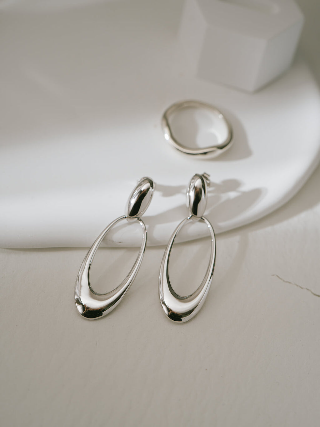 18K Gold Plated Sterling Silver Oval Swing Earrings | LYOMRA