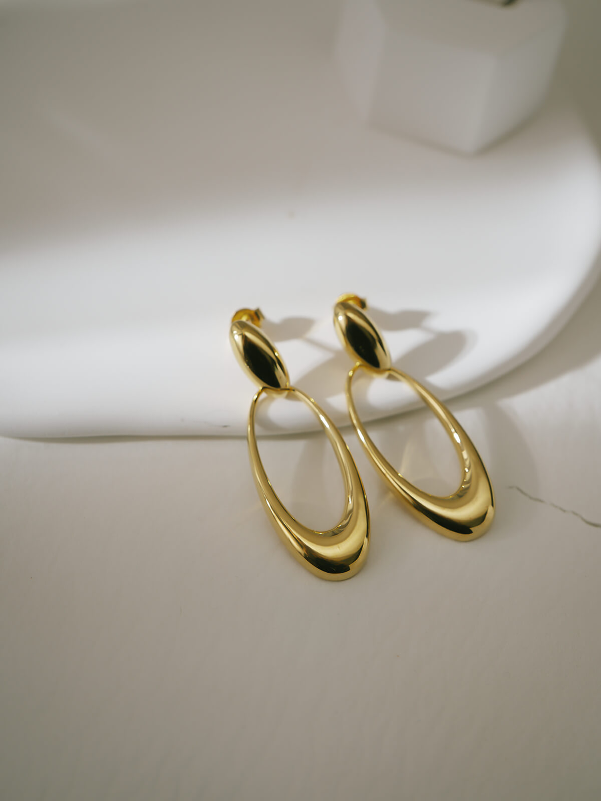18K Gold Plated Sterling Silver Oval Swing Earrings | LYOMRA