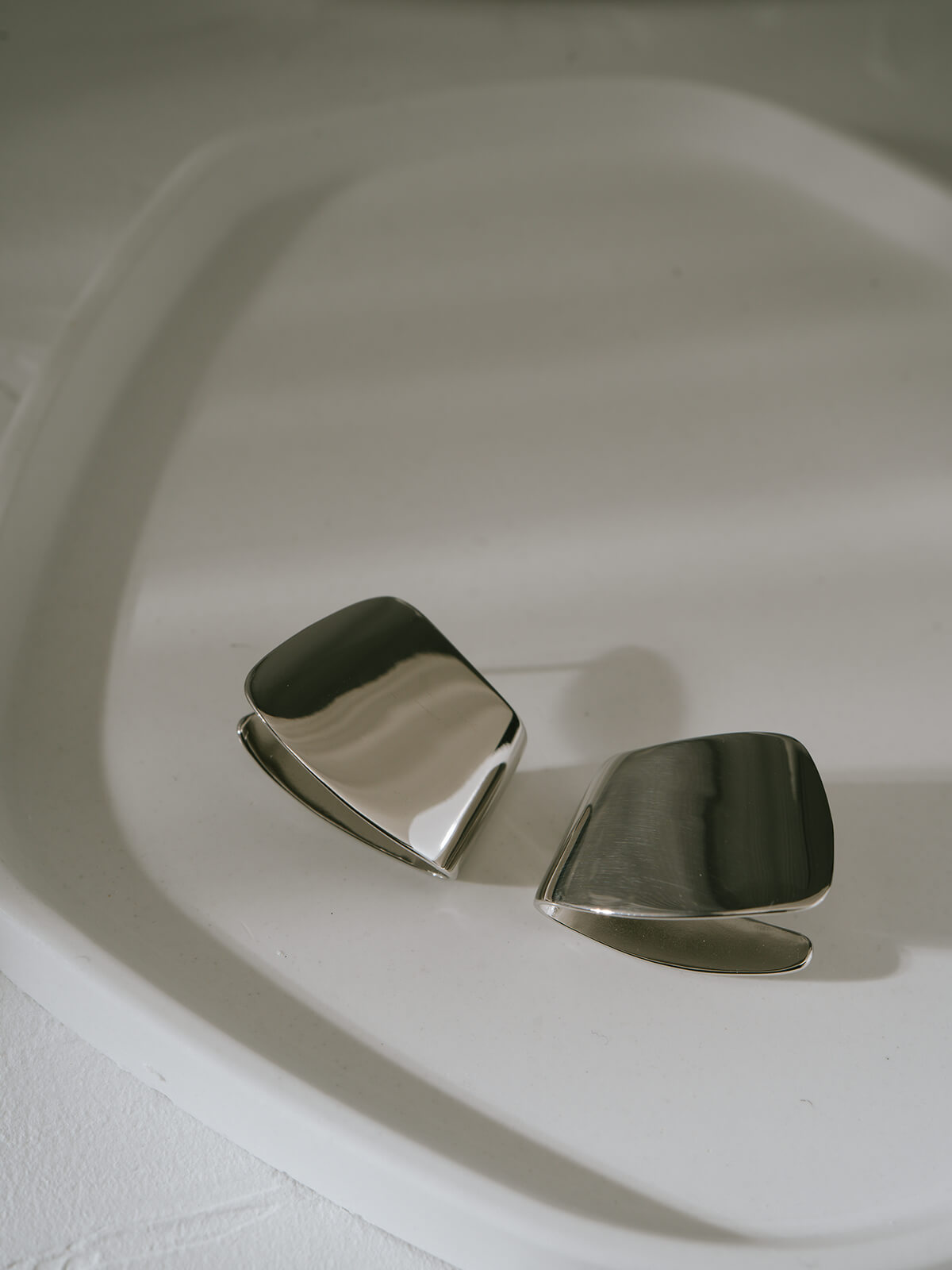 SILVER925 RIBBONFOLD EARRINGS | MIRAVA-PE