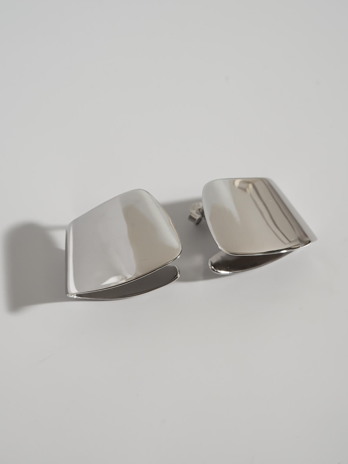 SILVER925 RIBBONFOLD EARRINGS | MIRAVA-PE