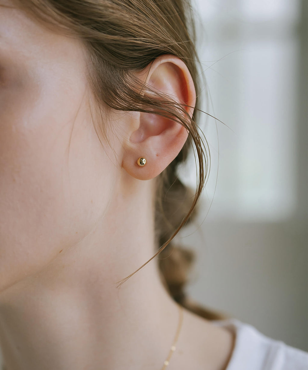 18K Gold Tiny Studs Earrings | MOLLICA