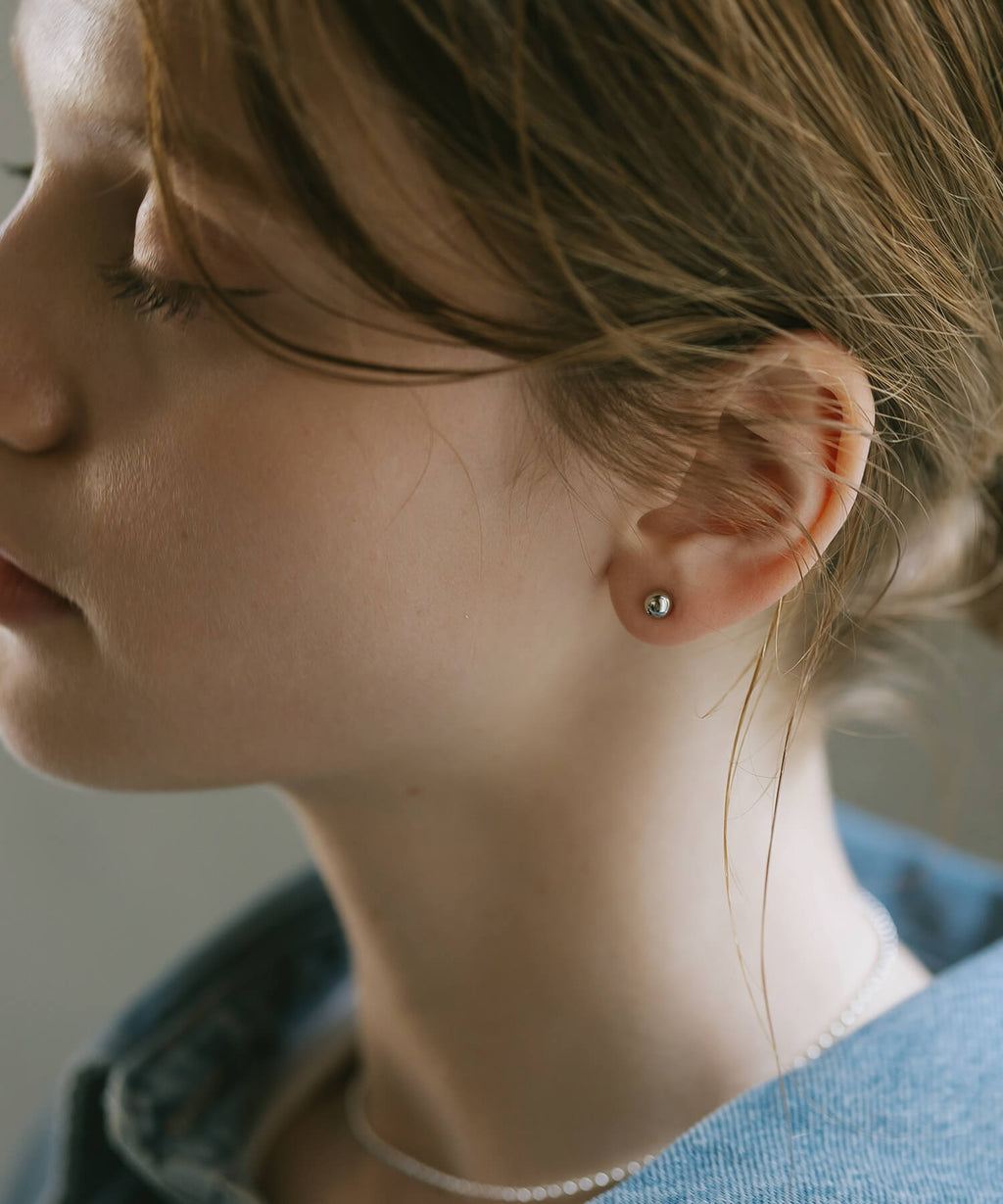18K Gold Tiny Studs Earrings | MOLLICA