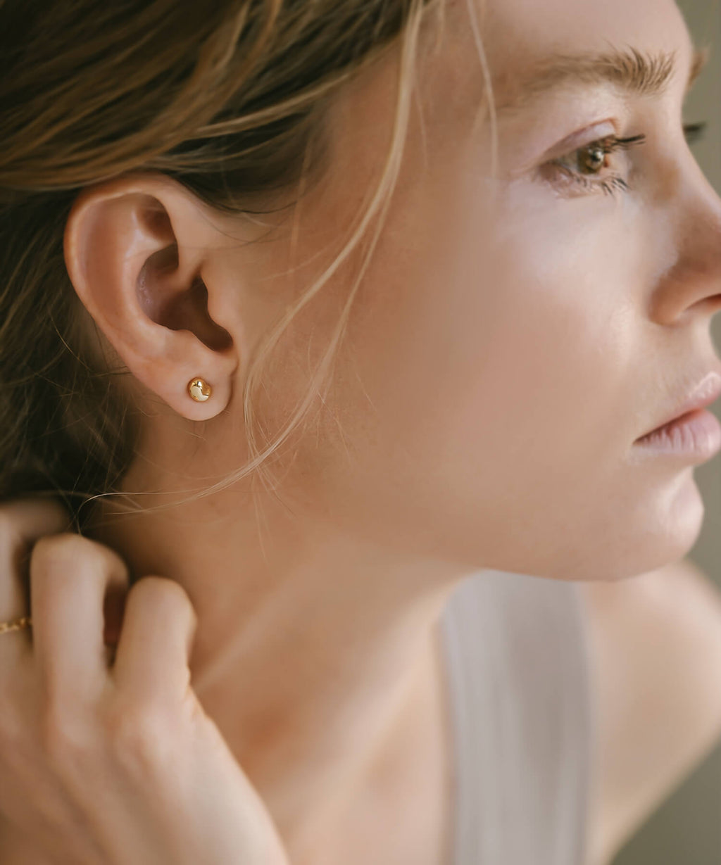 18K Gold Tiny Studs Earrings | MOLLICA