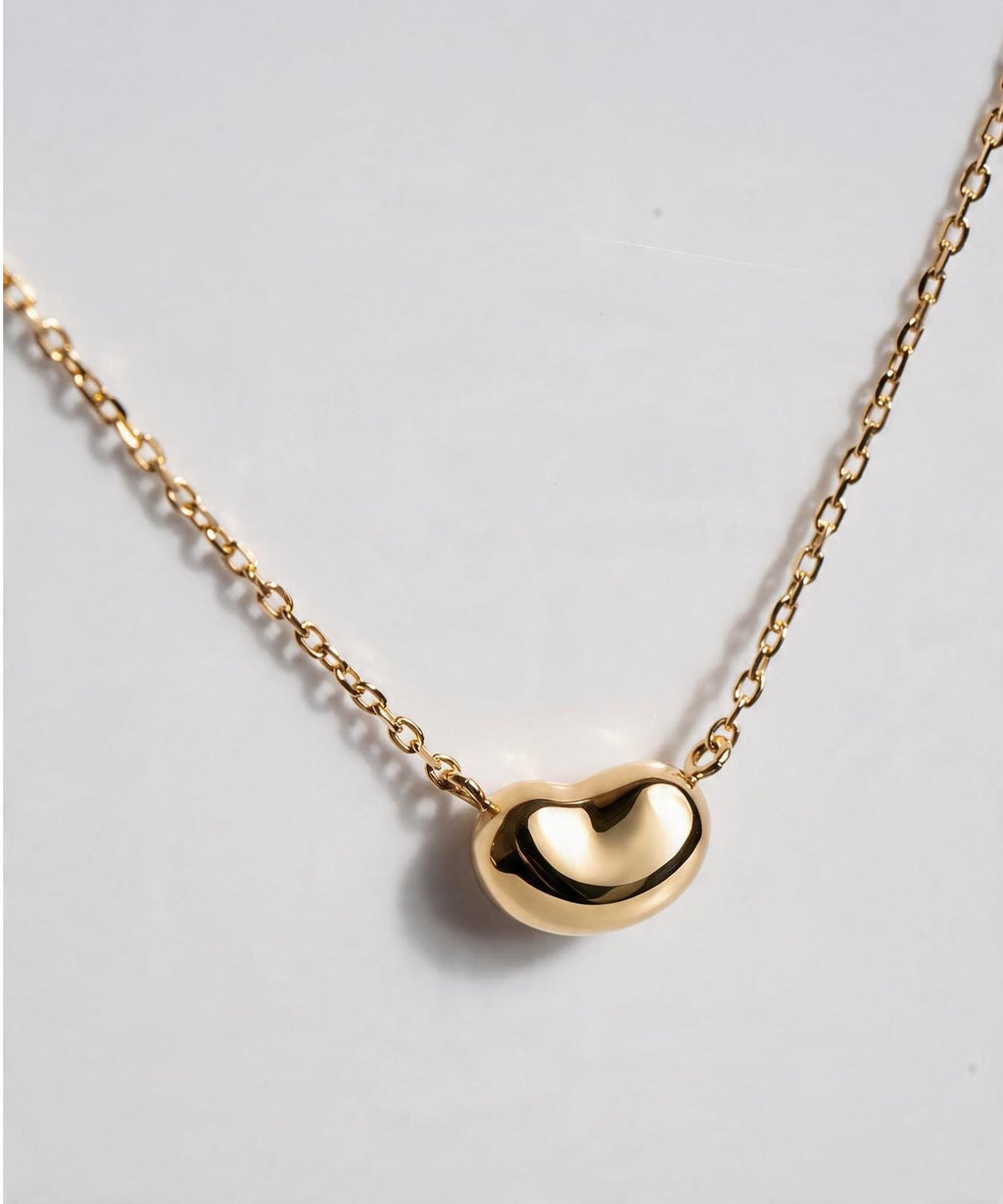 18K gold necklace chain and clasp detail