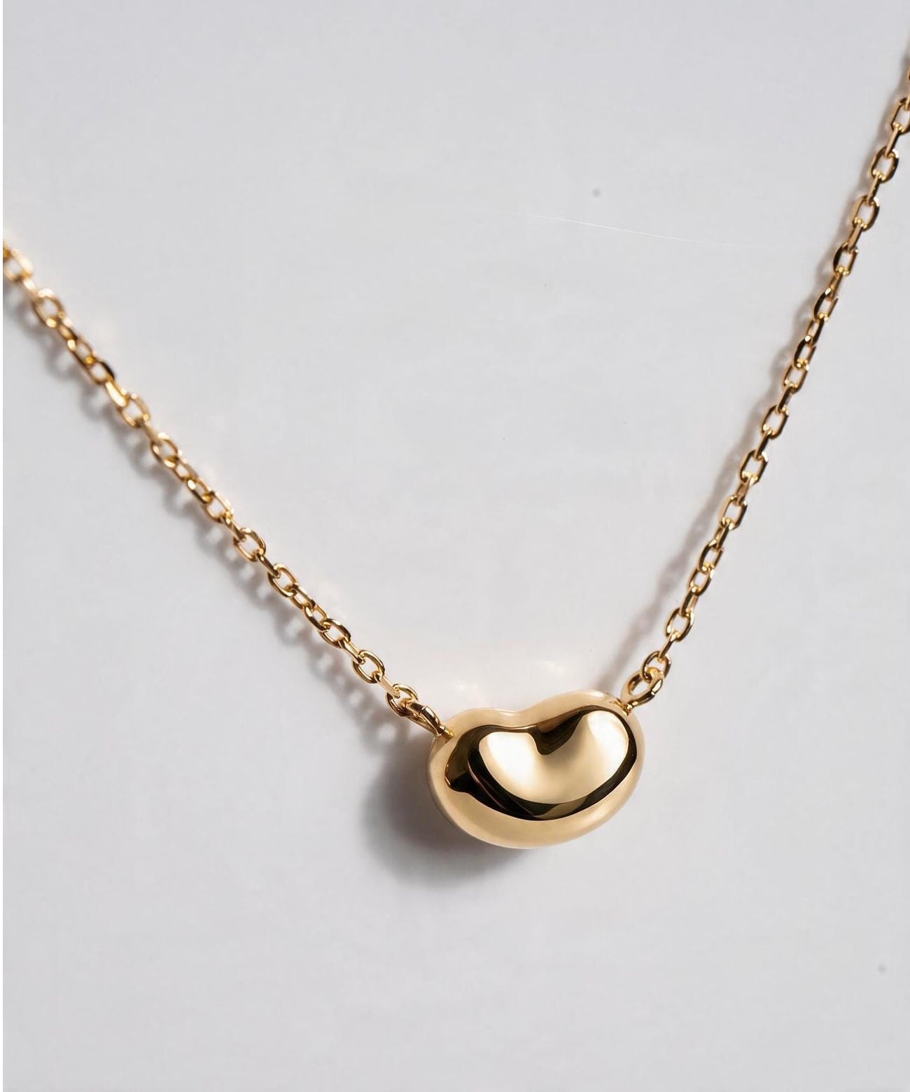 18K gold necklace chain and clasp detail