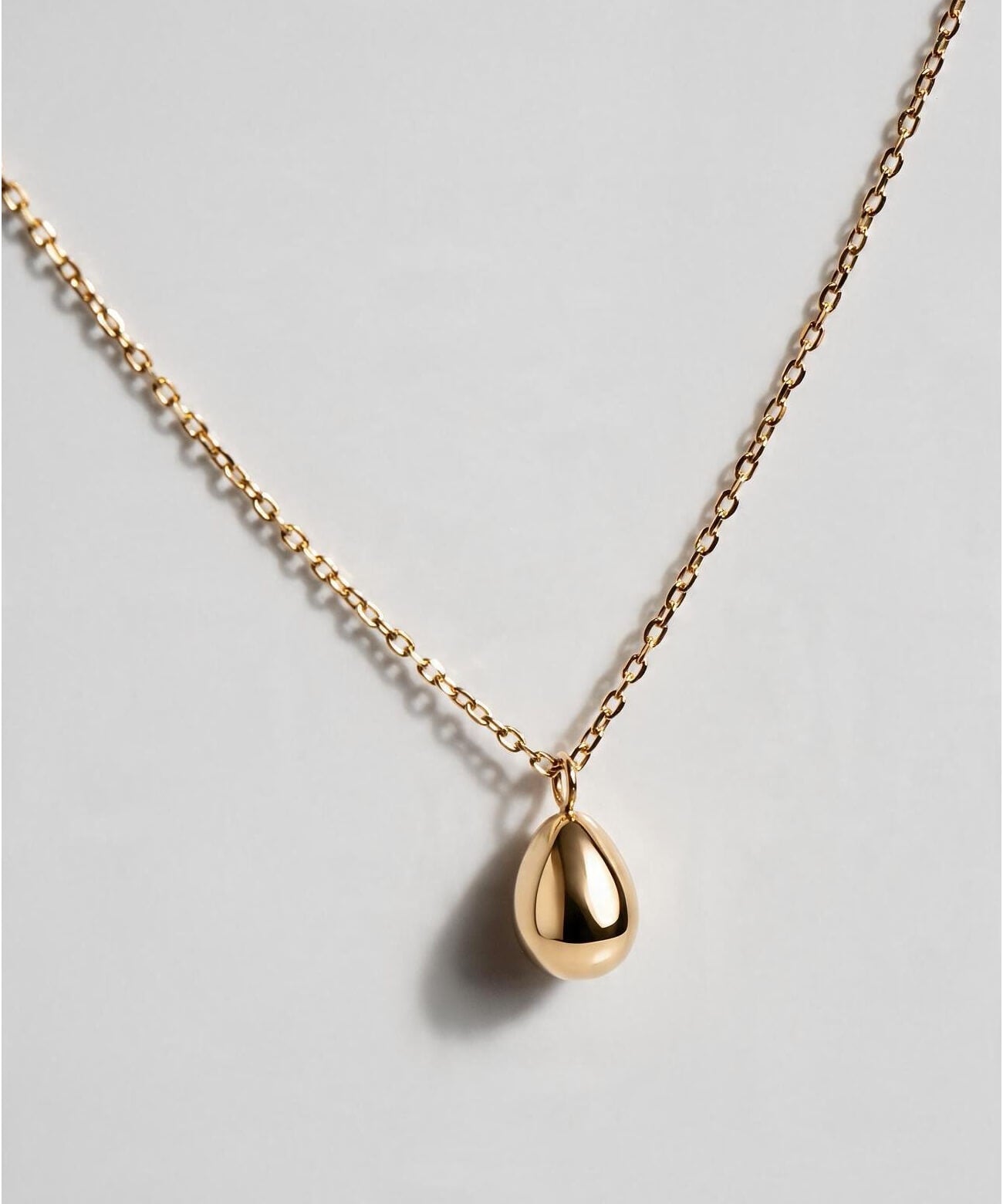 18K gold necklace adjustable chain detail