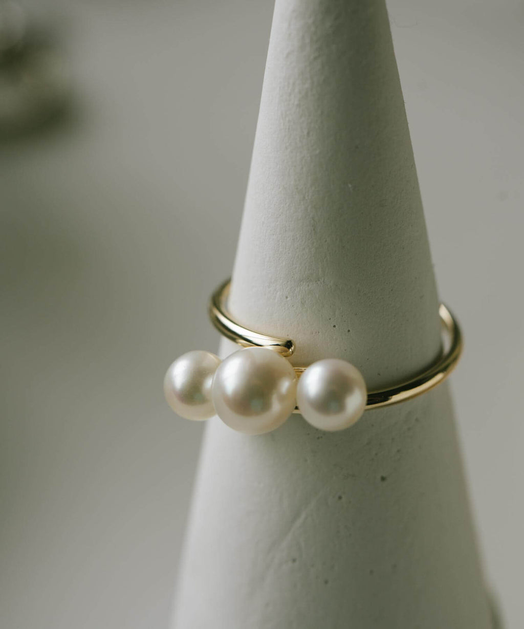 10K Gold Swirl Ring with Triple Freshwater Pearls | PERLE-DINI