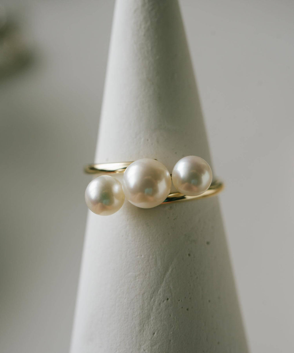 10K Gold Swirl Ring with Triple Freshwater Pearls | PERLE-DINI